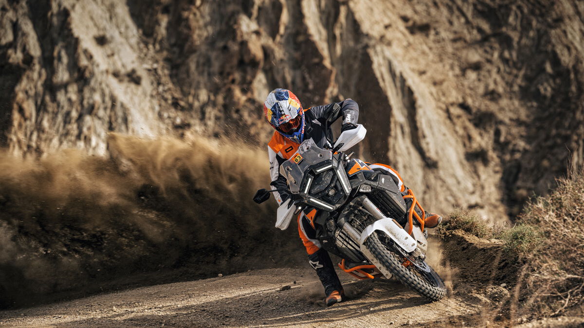 2025 KTM 1390 SUPER ADVENTURE R turning